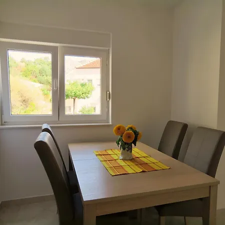 Zvone Appartamento Omiš