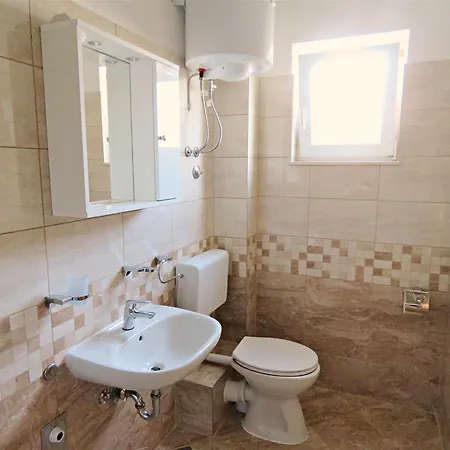 Zvone Appartamento Omiš