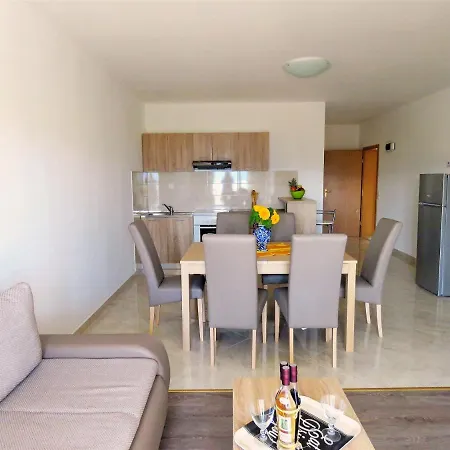 Zvone Appartamento Omiš