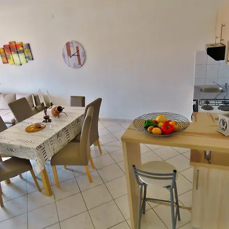 Zvone Lägenhet Omiš